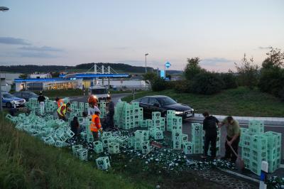 Getraenkelaster verliert mehrere Hundert Getraenkekisten im Kreisverkehr bei Althengstett